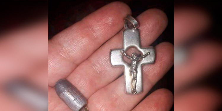Niño sobrevive milagrosamente a bala perdida que impactó en su crucifijo