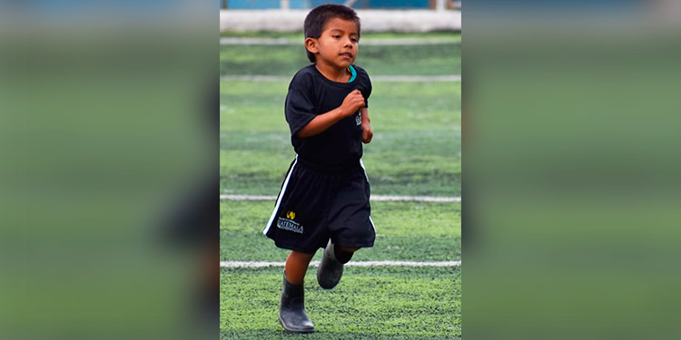La historia con final feliz del niño que entrenó fútbol con botas de hule