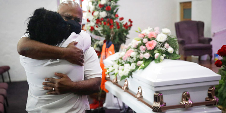 Funerarias en California se quedan sin espacio por COVID-19