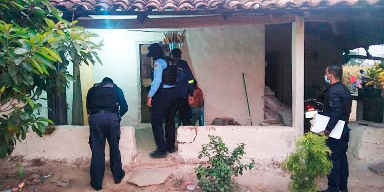 Allanamientos dejan a tres personas detenidas y dos armas decomisadas en Danlí