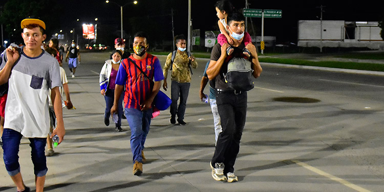 Guatemala exigirá una prueba negativa de la COVID-19 a migrantes hondureños