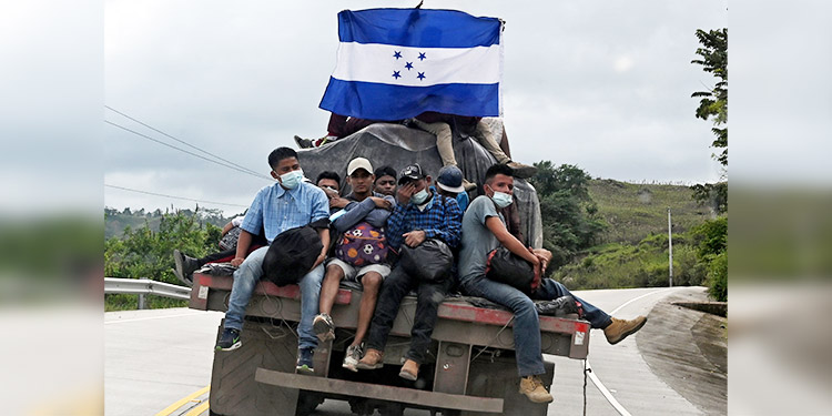 Al menos otros 3,000 hondureños ingresan en caravana a Guatemala rumbo a EEUU