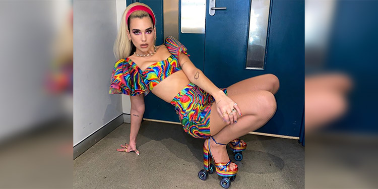 En diminuta tanga y sin cubrebocas, Dua Lipa paraliza una playa