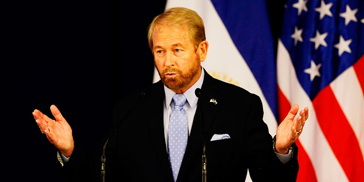 Embajador de EEUU en El Salvador llama a no caer en las ‘trampas’ de los ‘coyotes’