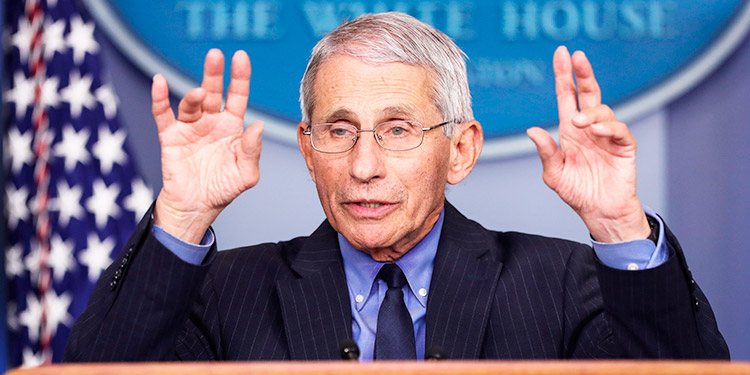 Fauci admite atraso en la vacunación de la covid en EEUU pero dice que se acelerará