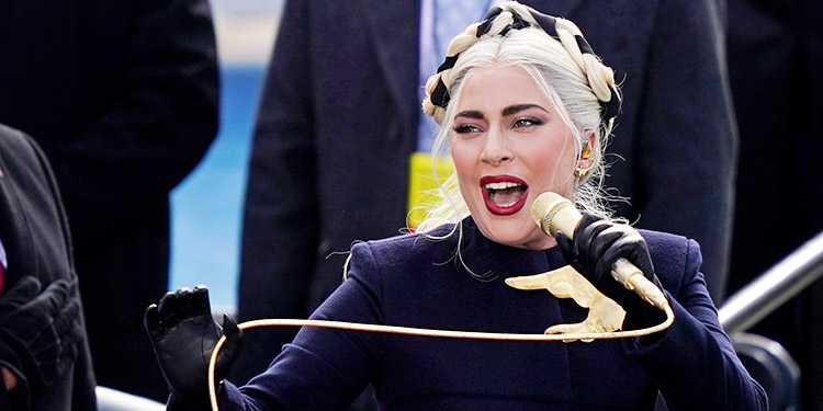 Lady Gaga canta el himno nacional de EEUU con una paloma de la paz en el pecho