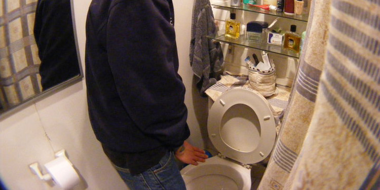 Hombre bipolar se cortó los genitales y los arrojó al inodoro