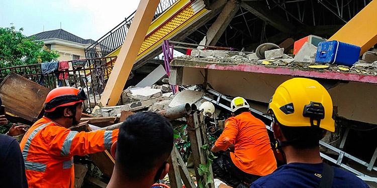Indonesia busca supervivientes del seísmo que ha dejado al menos 34 muertos
