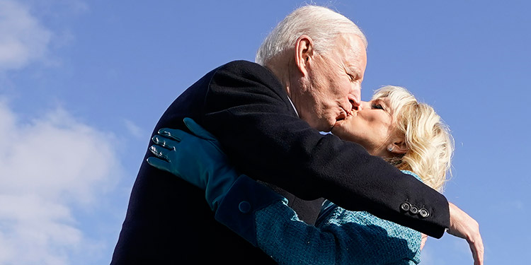 Los cariñitos a Joe Biden de su esposa Jill durante la ceremonia de inauguración