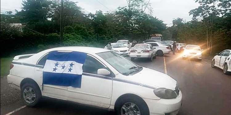 Taxistas de La Ceiba exigen reparación de la carretera CA-13
