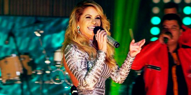 Lucero posa en bikini y roba suspiros al presumir el cuerpazo a sus 51 años