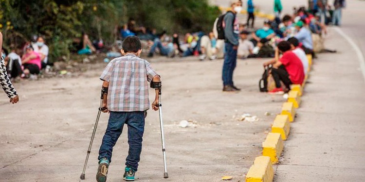 Guatemala asiste a niño hondureño con parálisis cerebral en caravana de migrantes