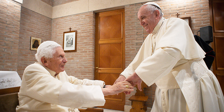 Vaticano: Papa Francisco y papa emérito Benedicto XVI fueron vacunados contra COVID-19