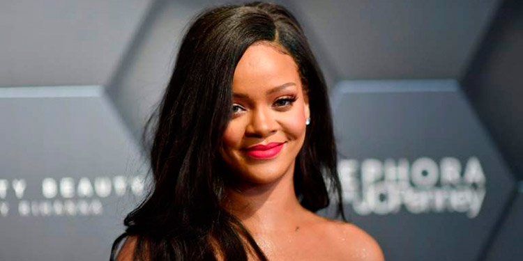 Rihanna causa polémica al despojarse de su lencería mientras realiza un twerking