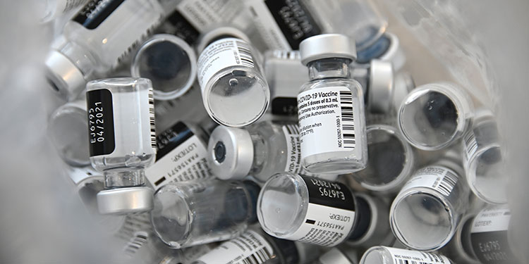 Las vacunas de Moderna y Pfizer, algo menos eficaces contra algunas variantes