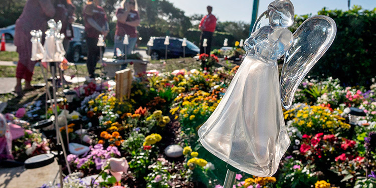 EEUU: Parkland recuerda a las 17 víctimas del tiroteo en una escuela secundaria