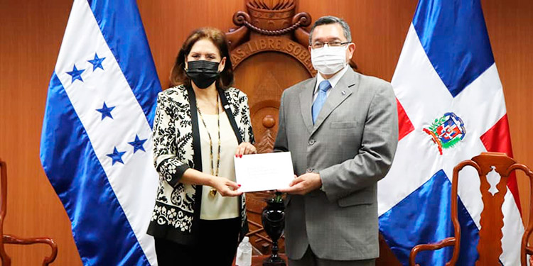 Nueva embajadora de la República Dominicana en Honduras, presenta copias de estilo