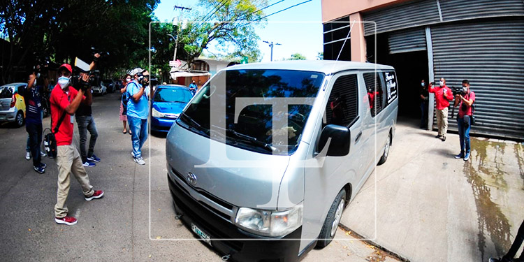 Familiares retiran el cuerpo del Keyla Martínez de la morgue capitalina