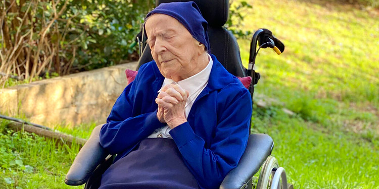Champaña y misa para festejar 117 años de monja francesa