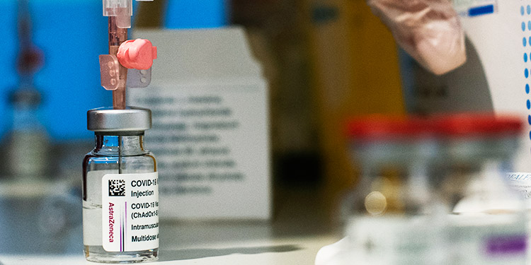 Beneficio de farmacéutica AstraZeneca se duplica durante la pandemia