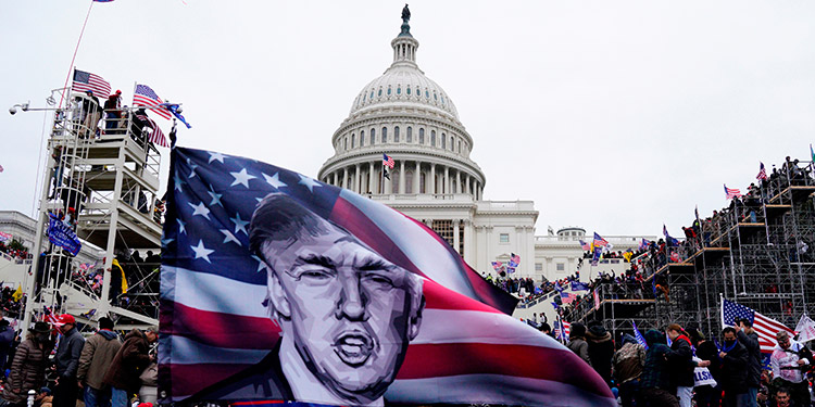 Organización de derechos civiles demanda a Trump por el asalto al Capitolio