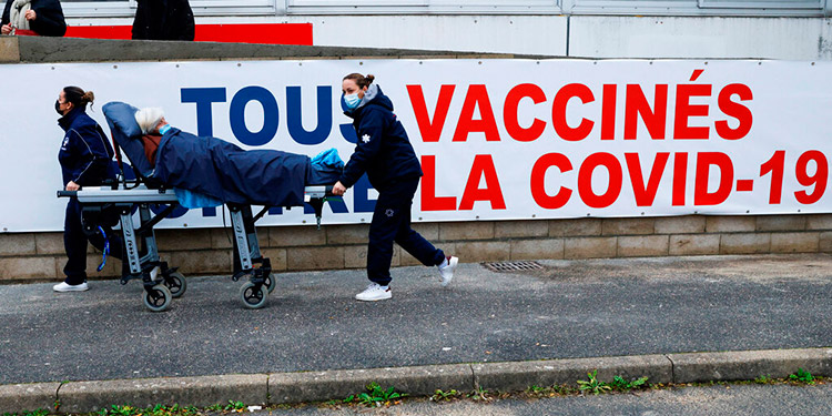 Francia comienza aplicación de vacunas COVID de AstraZeneca