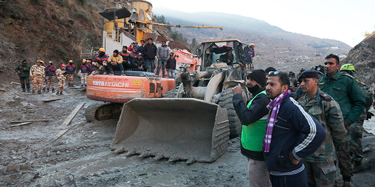 La India apura las tareas de rescate tras una avalancha con 170 desaparecidos
