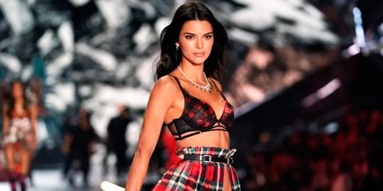Kendall Jenner tendencia mundial al lucir diminuta tanga roja