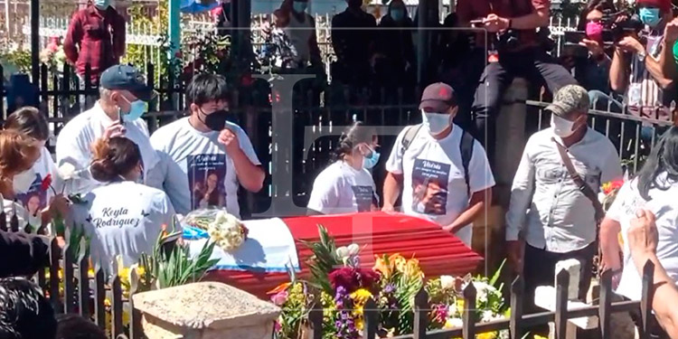 Impotencia y dolor en el entierro de Keyla Martínez