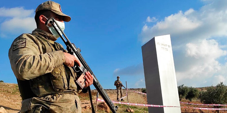 Aparece misterioso monolito en el sureste de Turquía