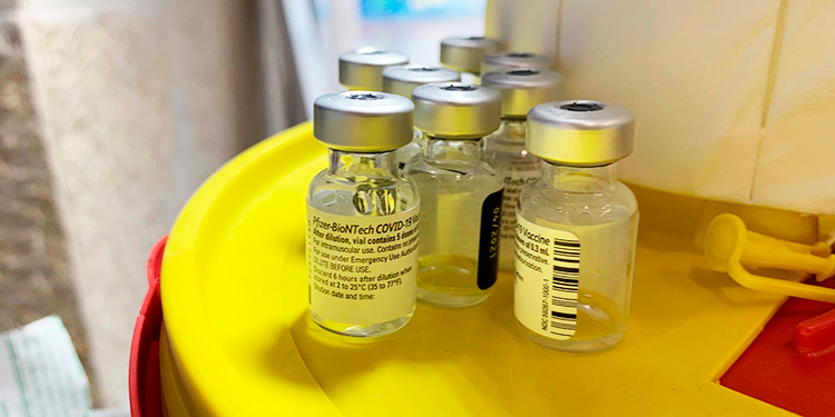 Vacuna de Pfizer puede neutralizar tres variantes del SARS-Cov-2