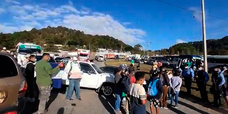 Pobladores de San Matías, Francisco Morazán, realizan protesta exigiendo la reparación de una calle