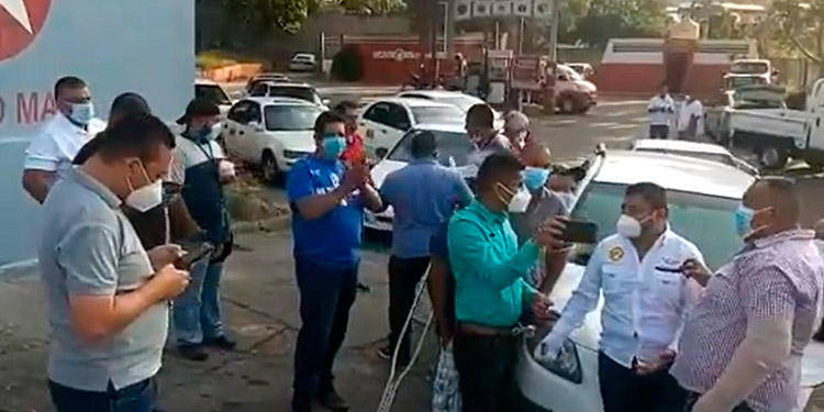 Taxistas exigen ser vacunados contra el COVID-19 después del personal de salud