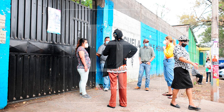 Capitalinos molestos porque llegan a reclamar sus nuevas identidades y ‘no están’
