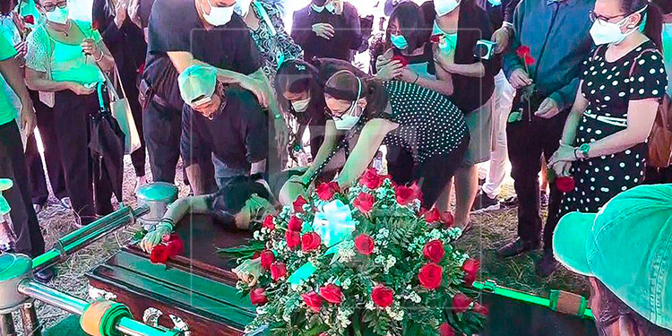 Familiares y amigos entre lágrimas dan último adiós al abogado Melvin Bonilla