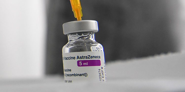 Italia suspende la vacunación con AstraZeneca