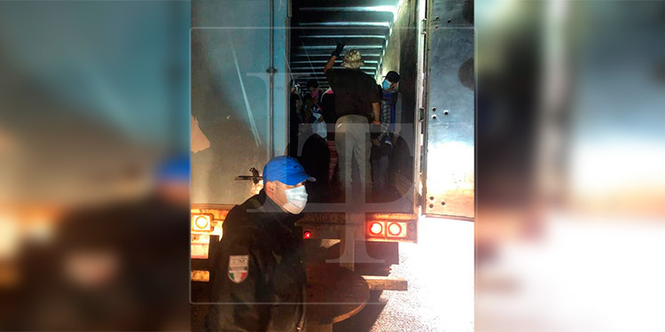 Rescatan a más de 200 migrantes dentro de camión en México; entre ellos varios hondureños
