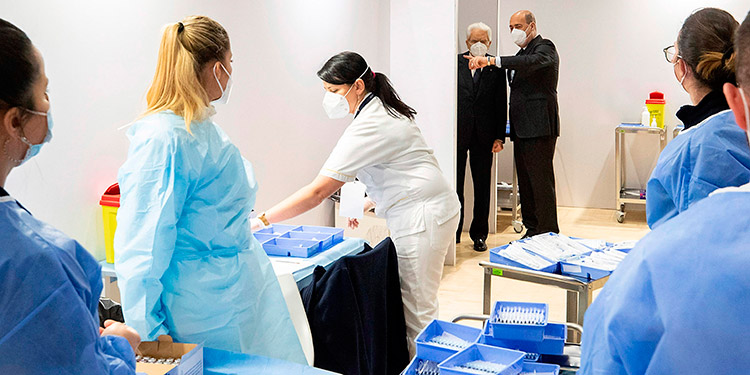 Italia recluta a los médicos residentes para acelerar su campaña de vacunas