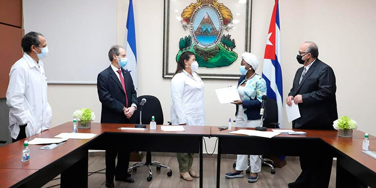 CN entrega diploma de reconocimiento a Brigada Médica de Cuba por su apoyo durante la pandemia 