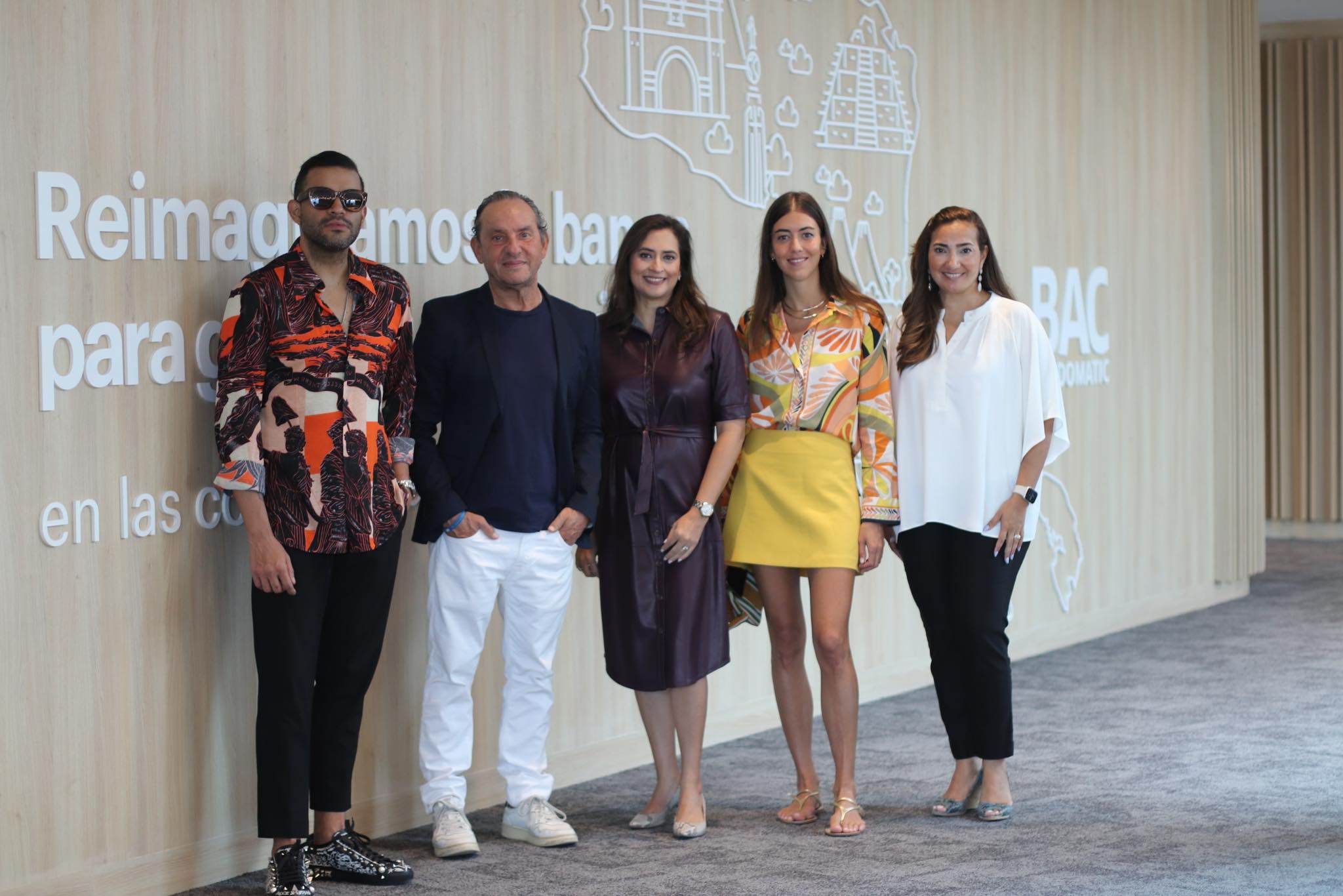 Alejandro Medrano, director de Fashion WeeK; Custo Dalmau, diseñador español de la marca Custo Barcelona; Valeria Ríos, vicepresidente de Mercadeo y Comunicación BAC Honduras; Carlota Dalmau y Monica Arita, gerente de Marca e Imagen Corporativa de BAC Honduras.