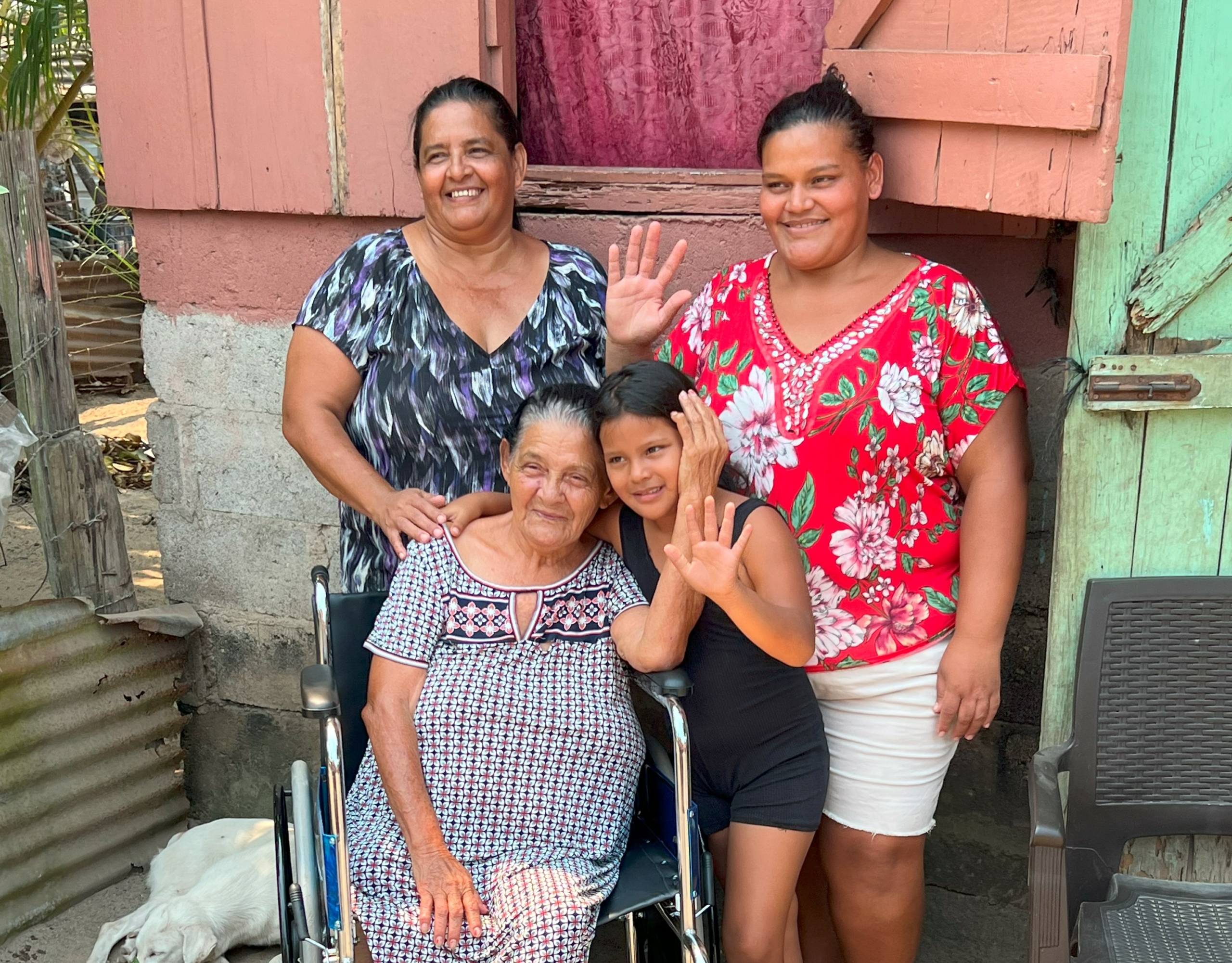 Ana Mercedes Aguilar con su familia en El Porvenir.