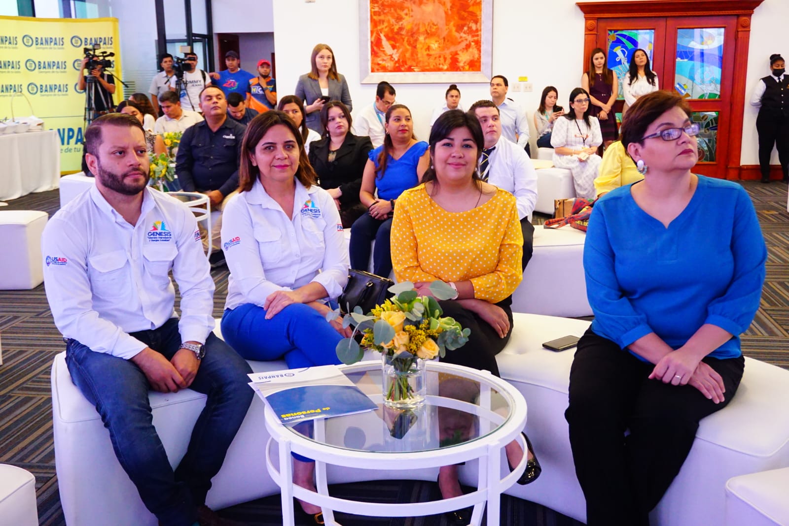 Representantes de Glaswing y empresas amigas como Diunsa.