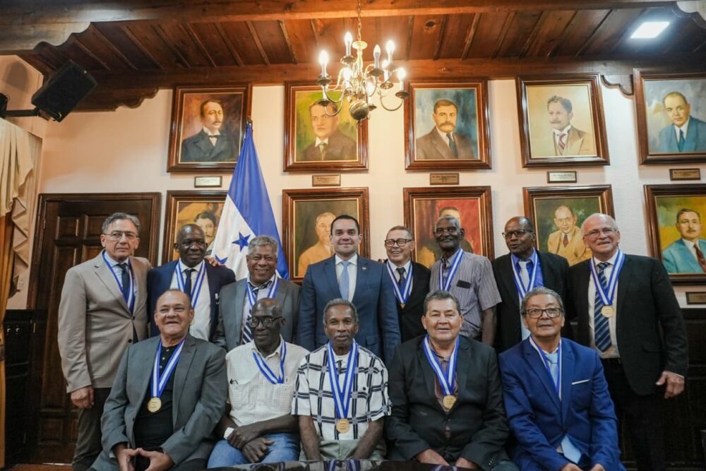 Parte de los seleccionados homenajeados.
